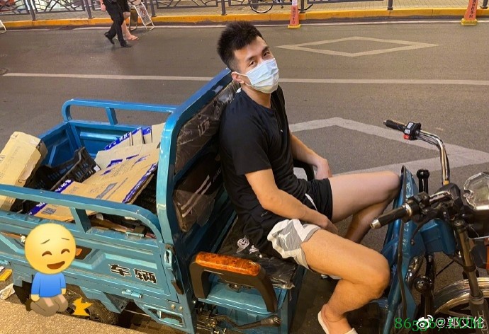 郭艾伦晒骑摩托照片:准备入坑?️ 还能收纸壳水瓶子增加收入