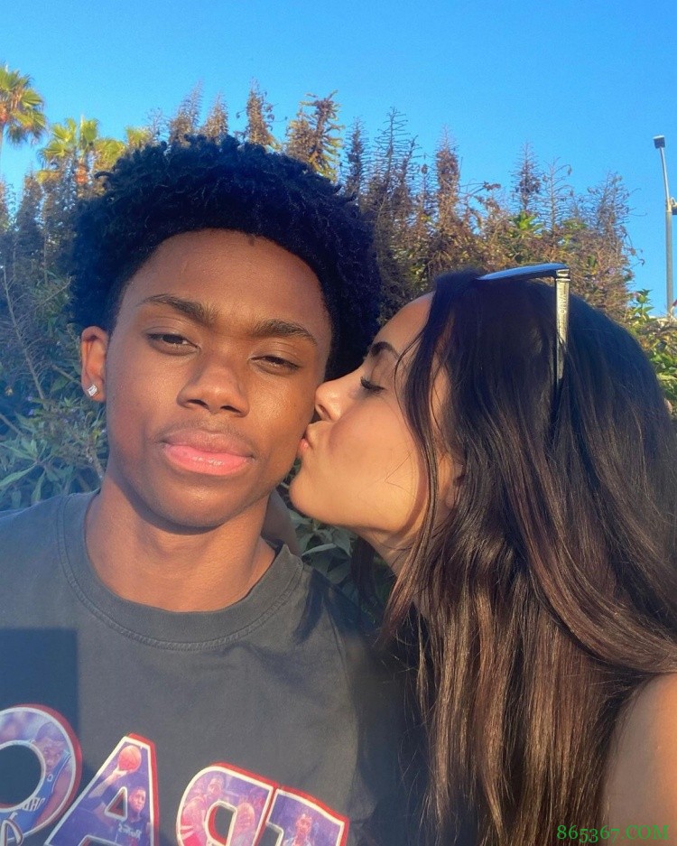 马刺18岁新秀普里莫更新社媒晒与女友甜蜜合照