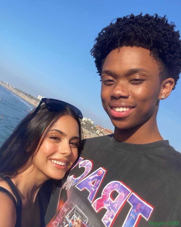 马刺18岁新秀普里莫更新社媒晒与女友甜蜜合照