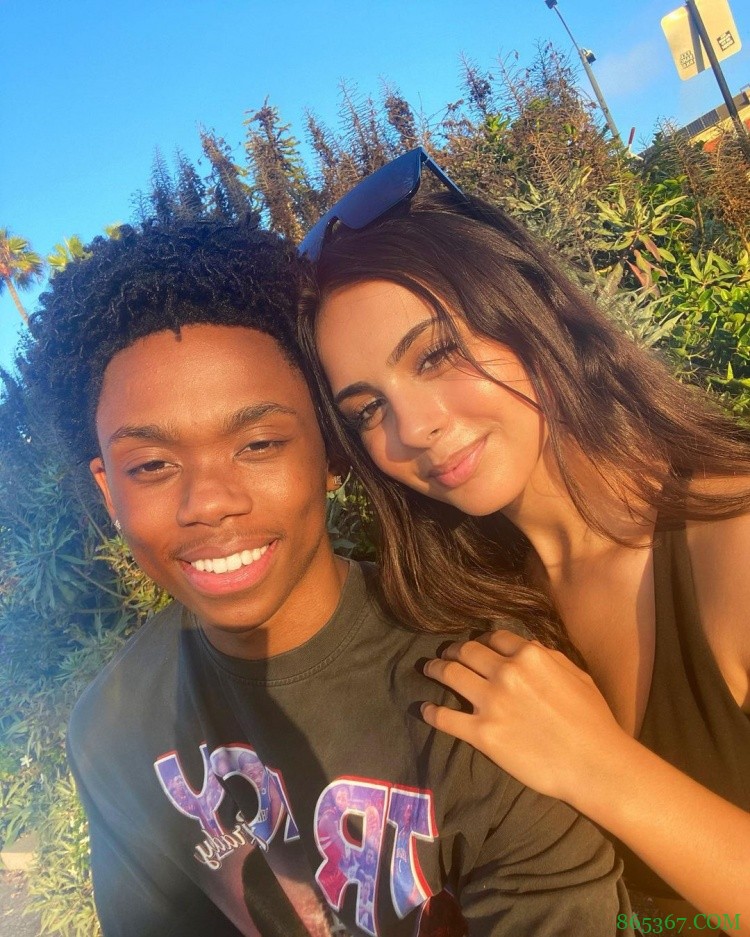 马刺18岁新秀普里莫更新社媒晒与女友甜蜜合照