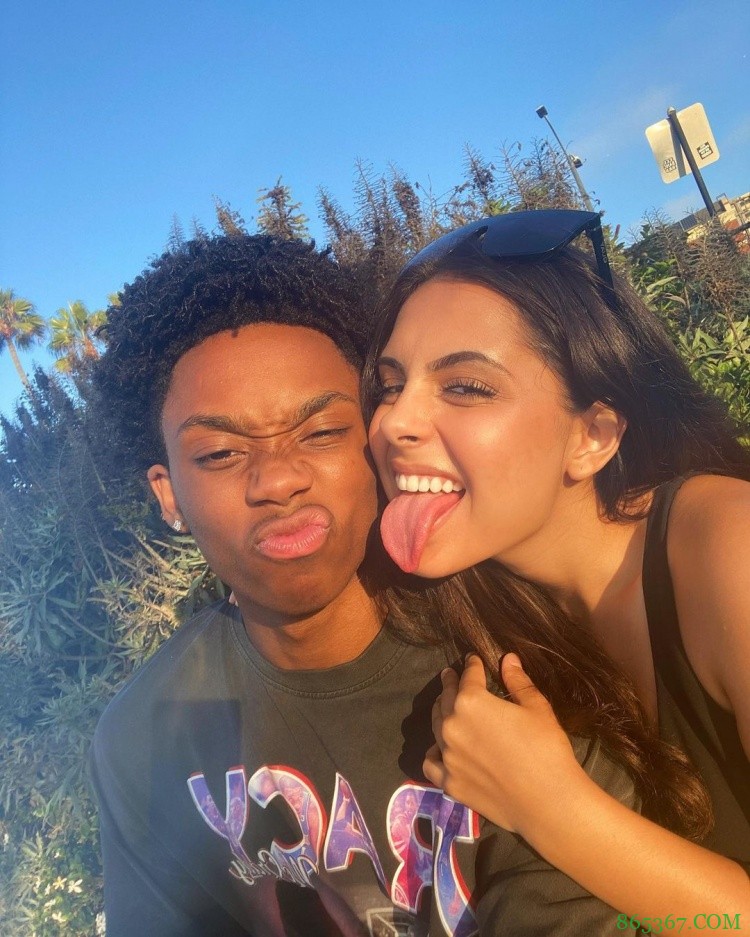 马刺18岁新秀普里莫更新社媒晒与女友甜蜜合照