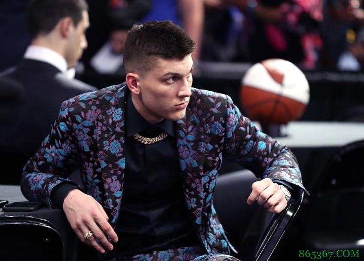 库里豪掷18万美元 NBA球员是怎么花钱的?