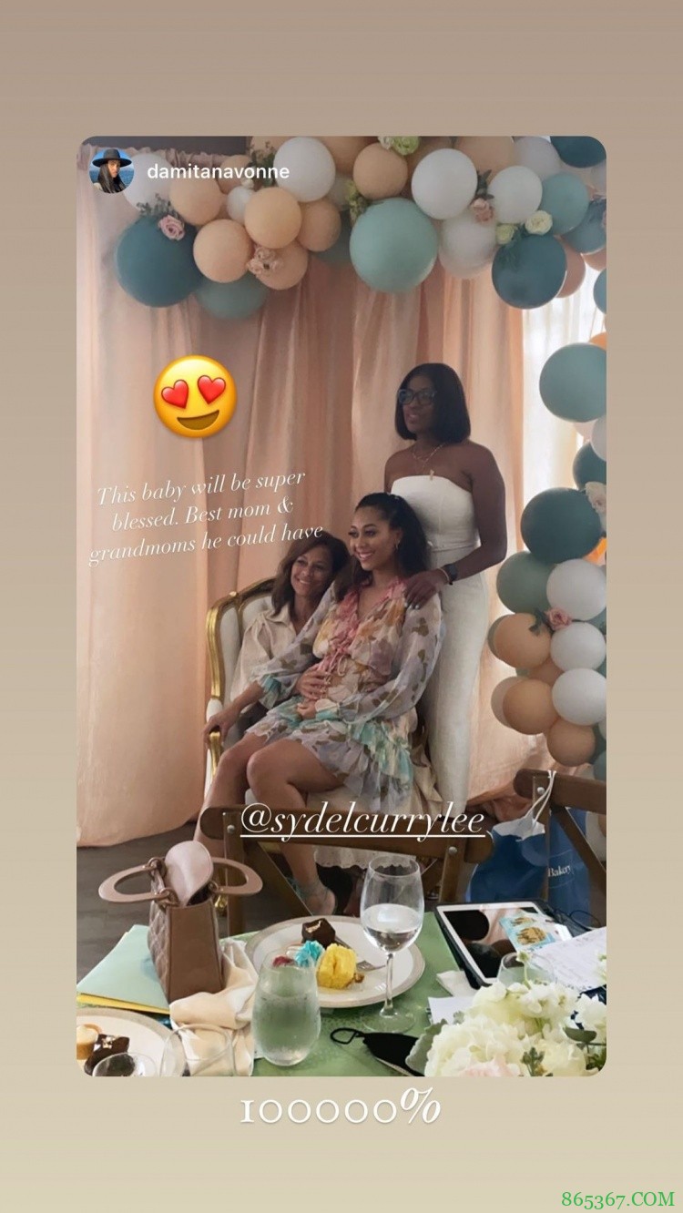 库里妈妈现身女儿斯黛尔的宴会 和女儿有爱合影