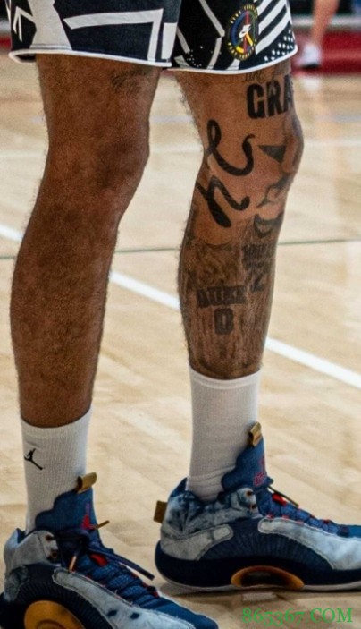 致敬科比!塔图姆左膝新增一处文身:黑曼巴蜷缩成“24”样式