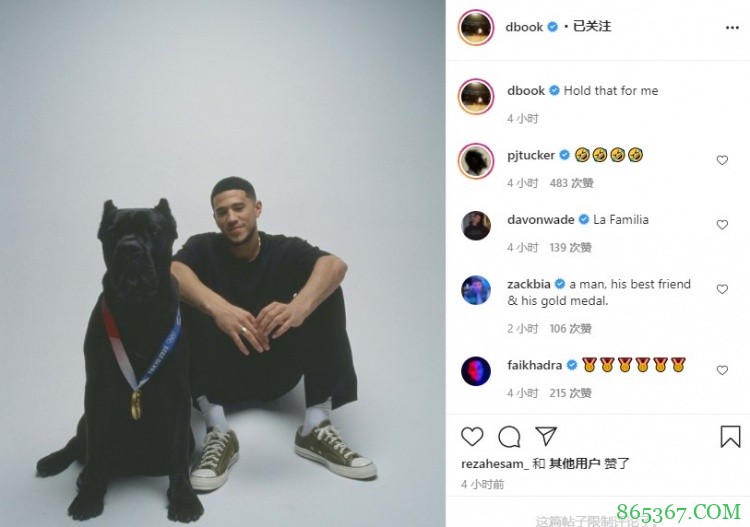 布克晒自己与佩戴奥运金牌的爱犬合照：帮我拿好它