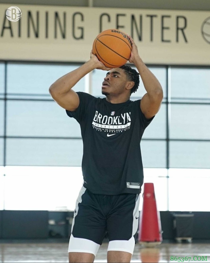 积极备战！篮网官推晒出卡梅隆-托马斯和格里芬训练照