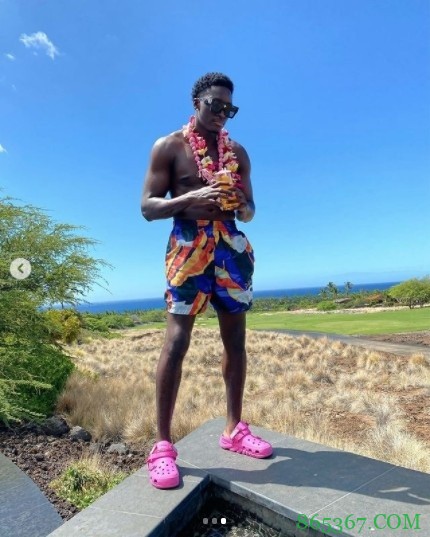 惬意！奥拉迪波晒海边游玩照?