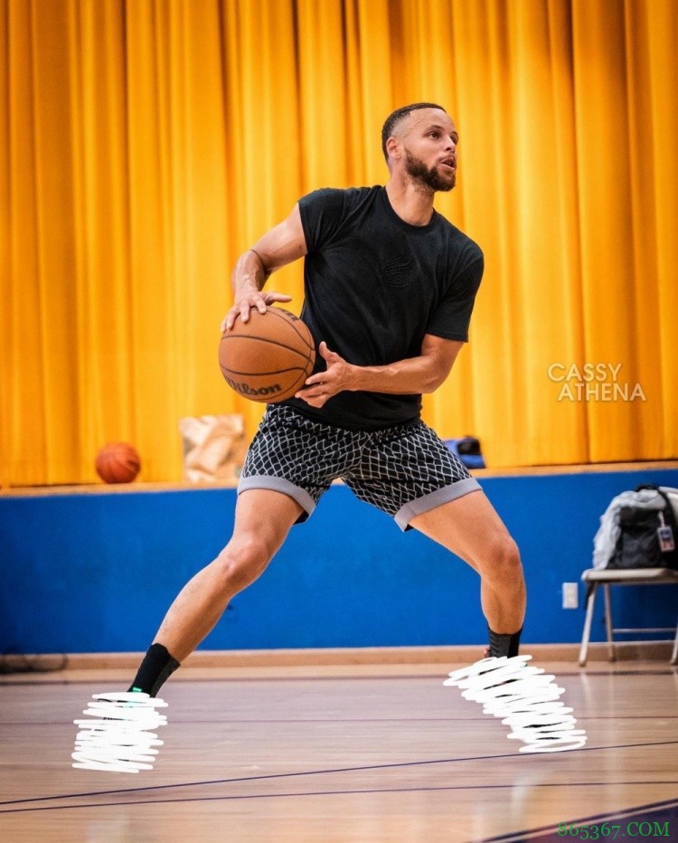 库里训练中再秀勉扣 球鞋全部被打码疑似是“库里9”