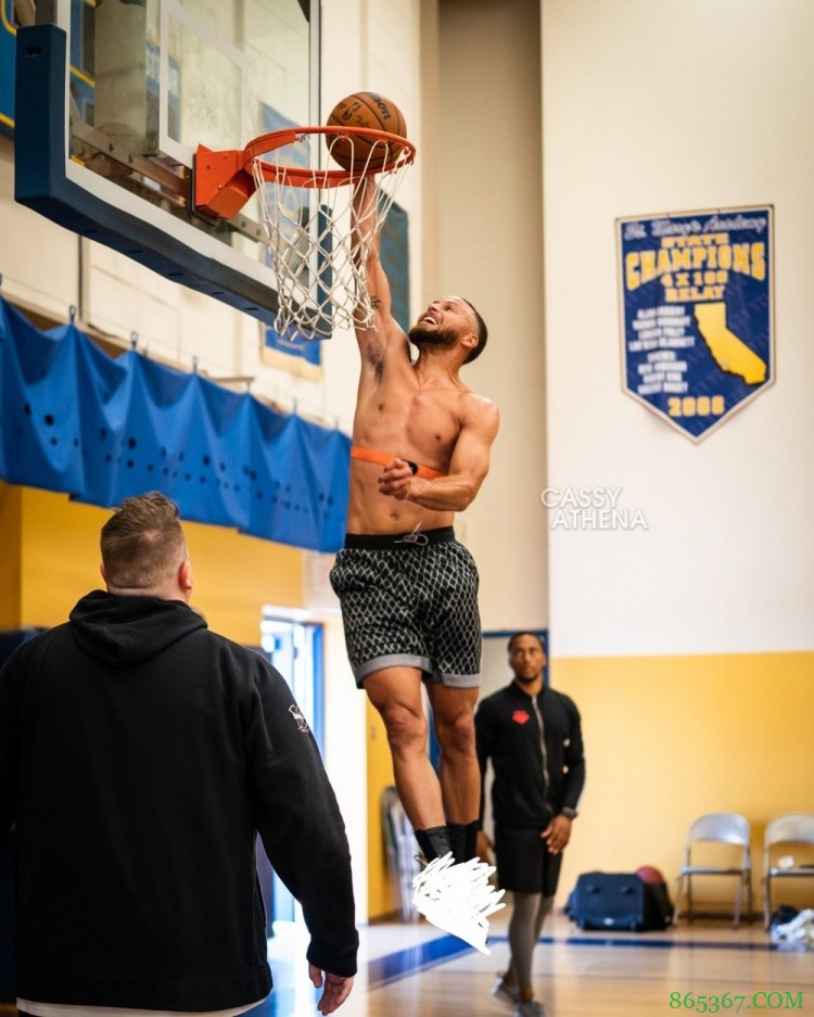 库里训练中再秀勉扣 球鞋全部被打码疑似是“库里9”