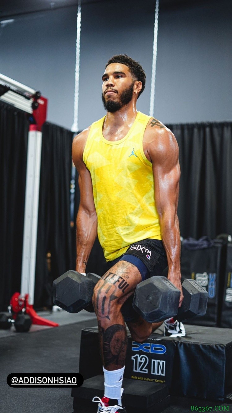 教练上线！塔图姆更新社媒晒魔鬼筋肉健身照