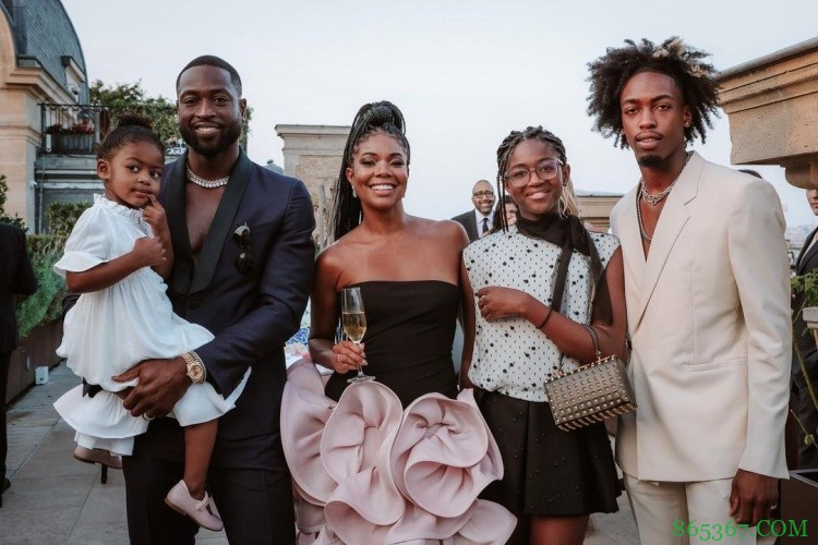 韦德晒照庆祝与尤尼恩结婚七周年纪念日:我享受深爱着你的感觉