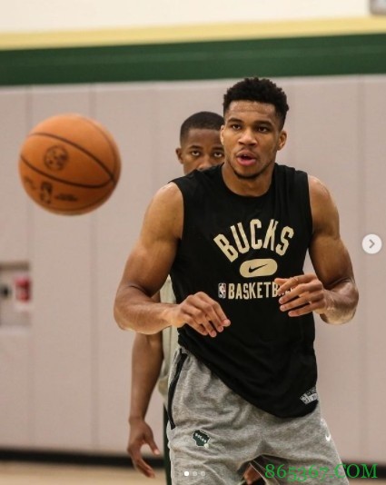 解锁新技能？字母哥晒金鸡独立训练照