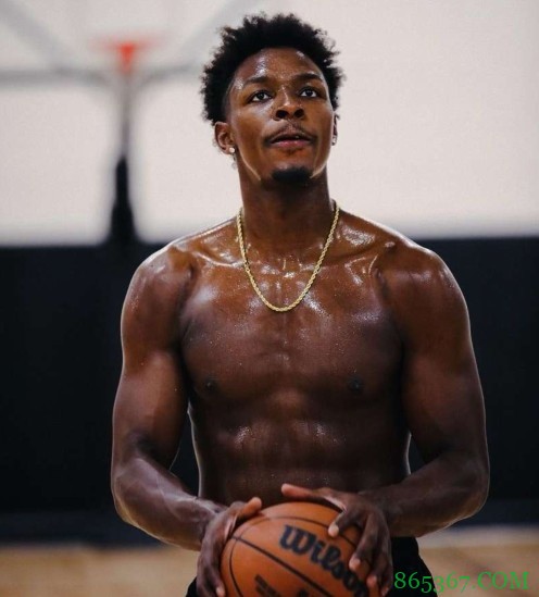 体型保持不错!泰特晒自己训练照:人生就是不断的重复