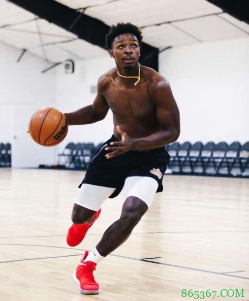 体型保持不错!泰特晒自己训练照:人生就是不断的重复