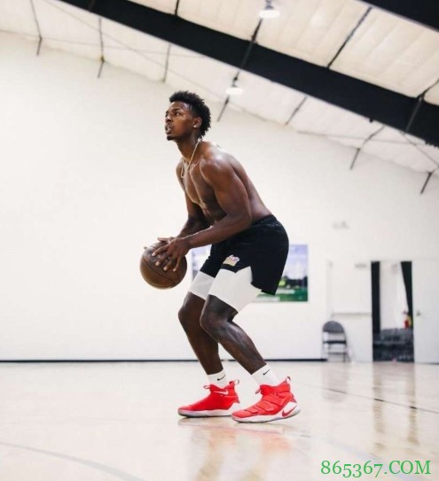 体型保持不错!泰特晒自己训练照:人生就是不断的重复