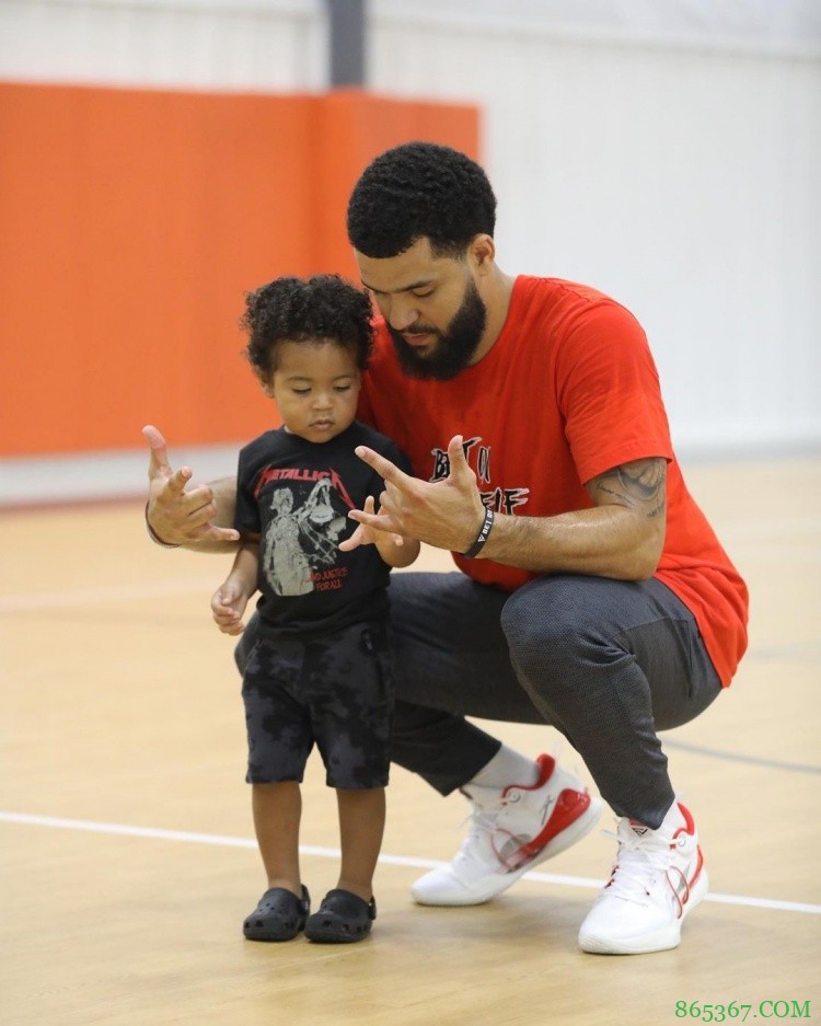 长大了！范乔丹更新社媒晒出与儿子合照和训练照