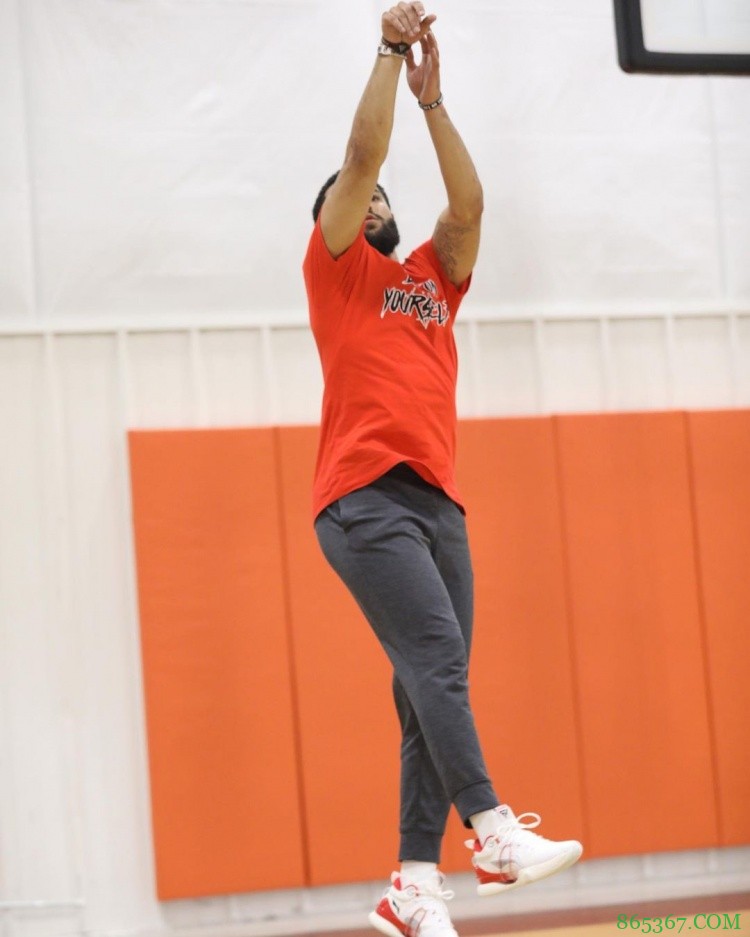 长大了！范乔丹更新社媒晒出与儿子合照和训练照