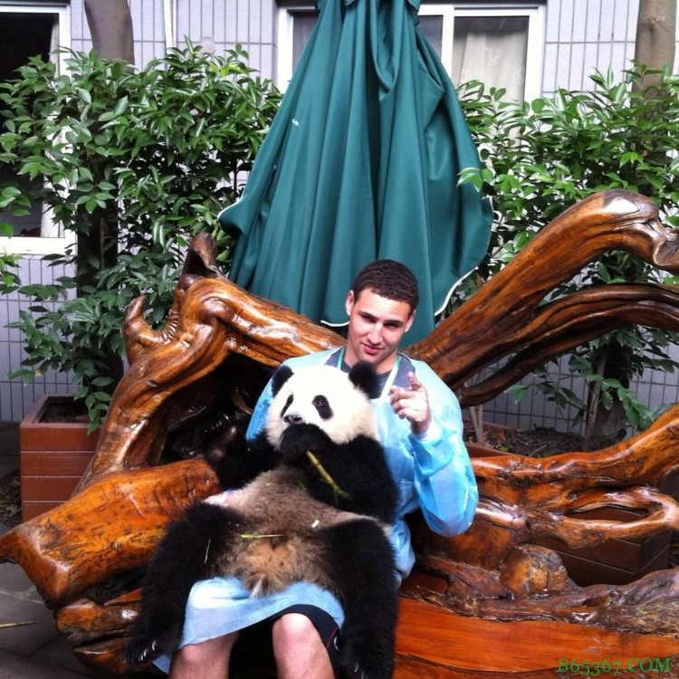 克莱Ins晒照：9年前与大熊猫的亲密接触
