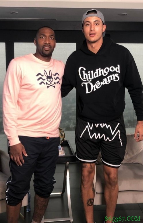 见见老大哥!记者晒库兹马与奇才名宿阿里纳斯合照