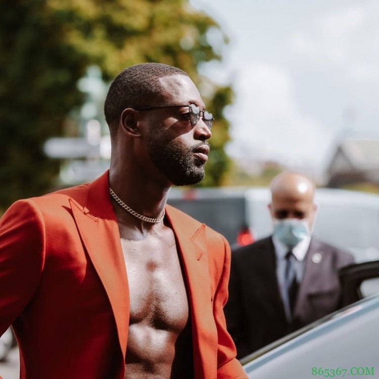 骚韦名不虚传！尤尼恩更新社媒晒韦德西装腹肌照