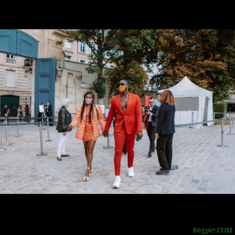 骚韦名不虚传！尤尼恩更新社媒晒韦德西装腹肌照