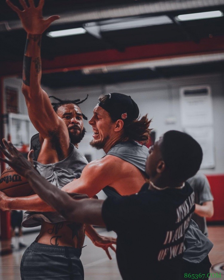 摄影师晒威少&乔治&格里芬等众球星训练组图