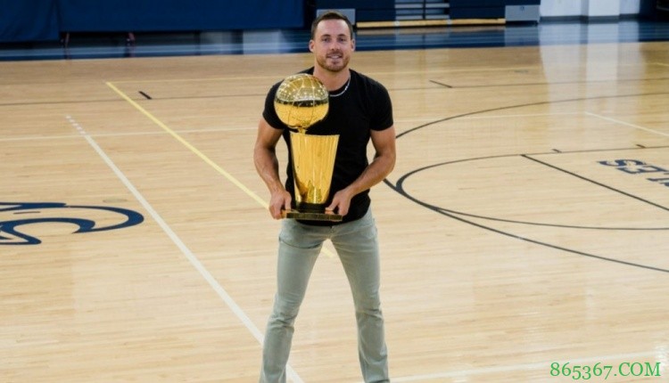 康诺顿带总冠军奖杯回母校：我能证明梦想是可以被实现的