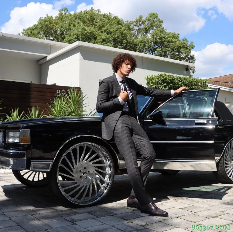 西装革履!阿隆-戈登晒帅照:即使激情消失 但我仍在