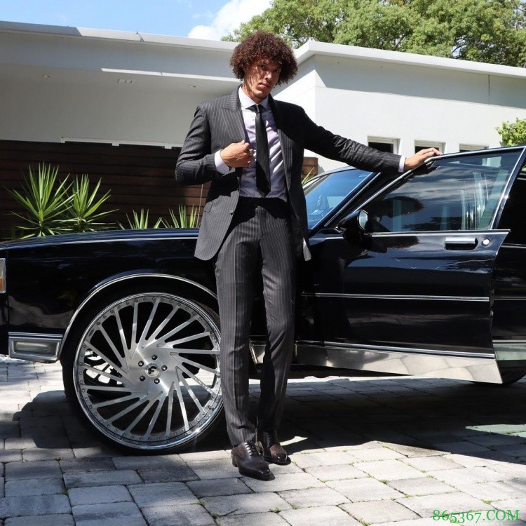 西装革履!阿隆-戈登晒帅照:即使激情消失 但我仍在