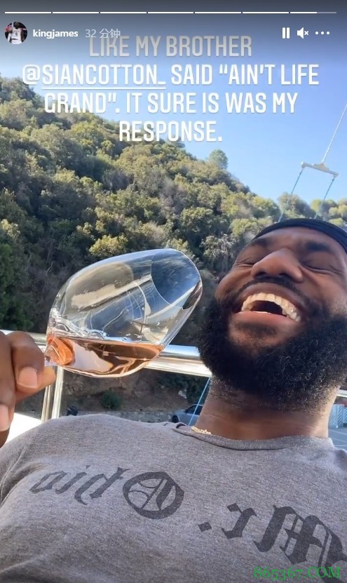 什么事这么开心?詹姆斯更新社媒晒饮酒大笑照