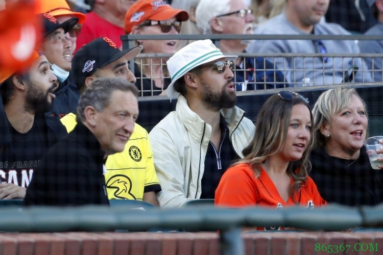 忙里偷闲~ 克莱观战旧金山巨人与洛杉矶道奇的棒球赛