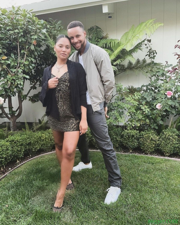 摇头晃脑库！阿耶莎社媒晒和库里外出约会片段