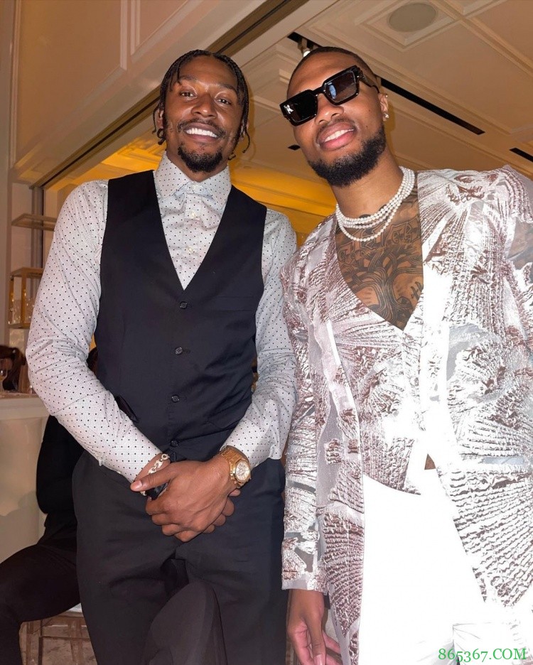 比尔向利拉德祝贺:恭喜两位新人!很棒的婚礼!