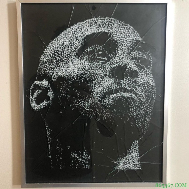 惟妙惟肖！球迷敲碎玻璃制作科比头像图案