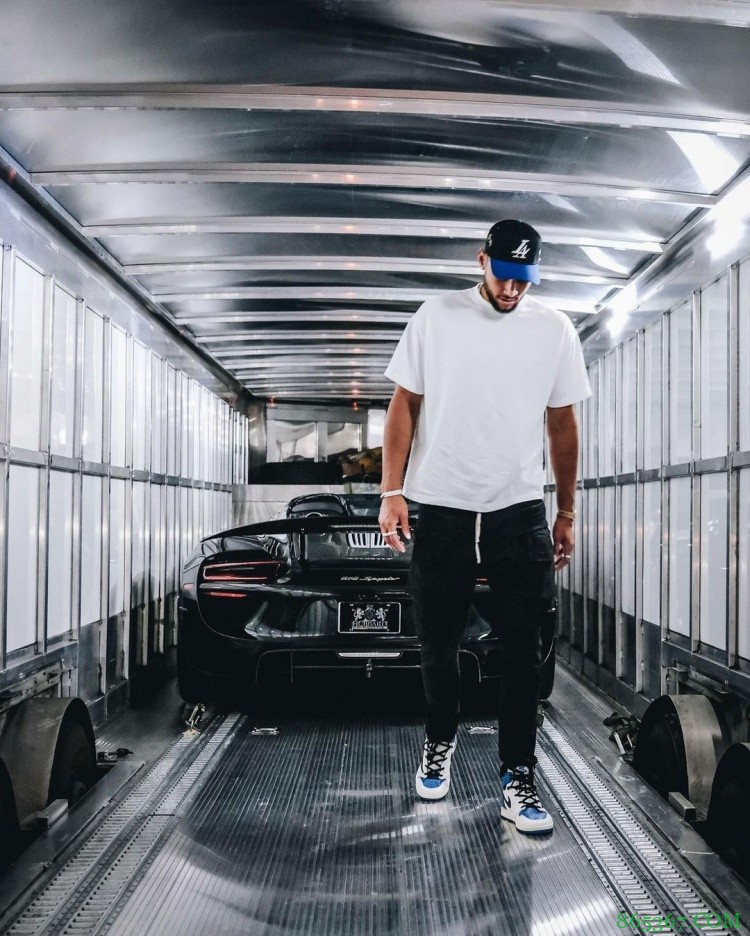 西蒙斯社媒晒喜提新豪车 价值约1400万元