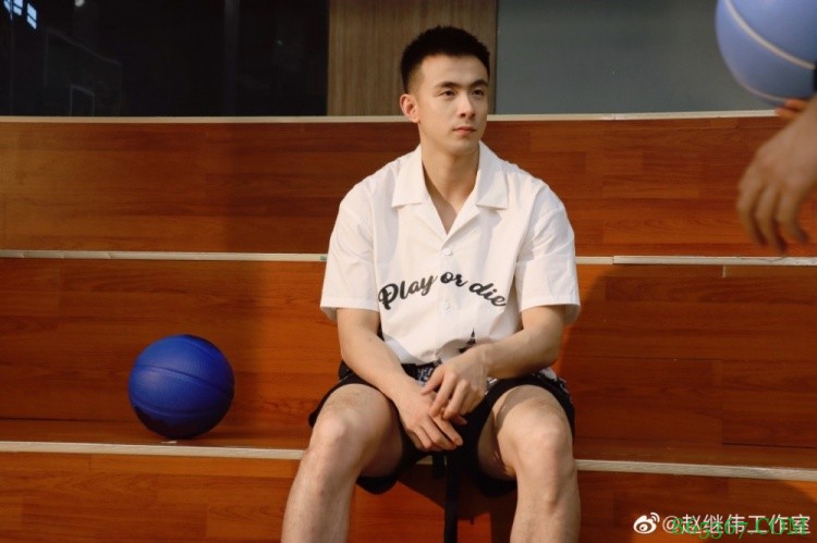 阳光型男!赵继伟工作室晒帅照:库存发一波
