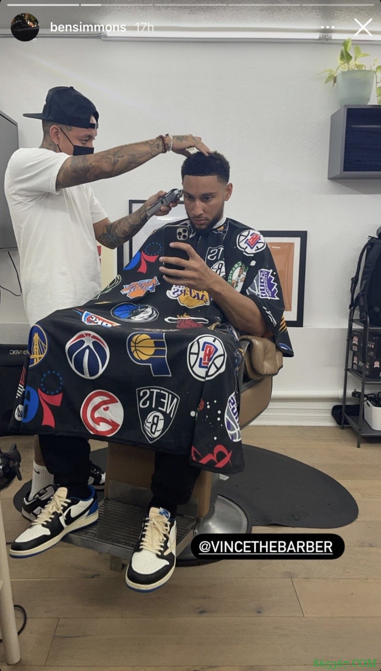 CJ在洛杉矶理发 披上“本西被嘲笑”款围布