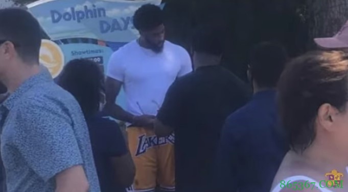 终于出现！球迷在水族馆偶遇浓眉 身材保持得相当不错