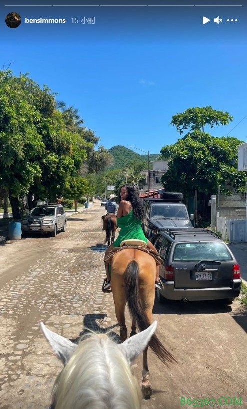 美女与骏马!西蒙斯更新社媒晒与美女外出骑马照片