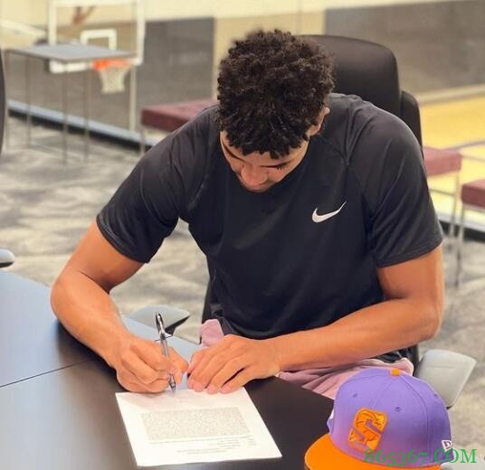 太阳官方：球队正式签下钱德勒-哈奇森