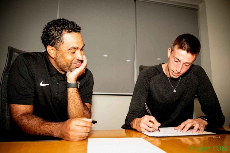 马刺官方:球队正式与威斯坎普签下双向合同 将身披15号球衣