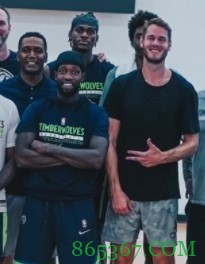 森林狼官推晒迈阿密集训全家福 新援贝弗利亮相很有精神
