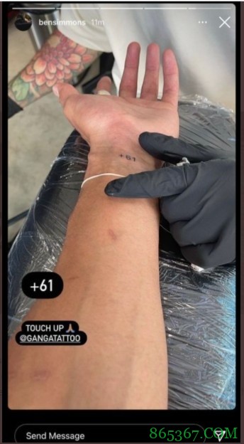 西蒙斯在手腕上增加新纹身：+61 并配文“修整”