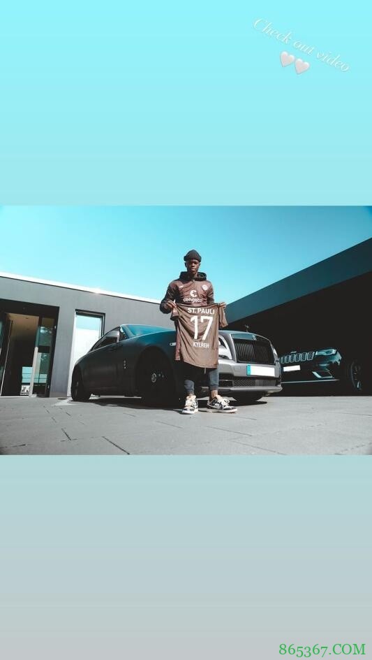 手持17号球衣！施罗德造访德乙联赛圣保利足球俱乐部