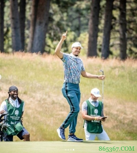 库里晒父子三人打高尔夫合照：不是我们的工作 只是我们所痴迷的