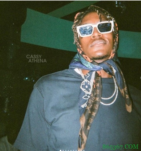 这个造型你给几分？迈尔斯-特纳INS晒旅游照