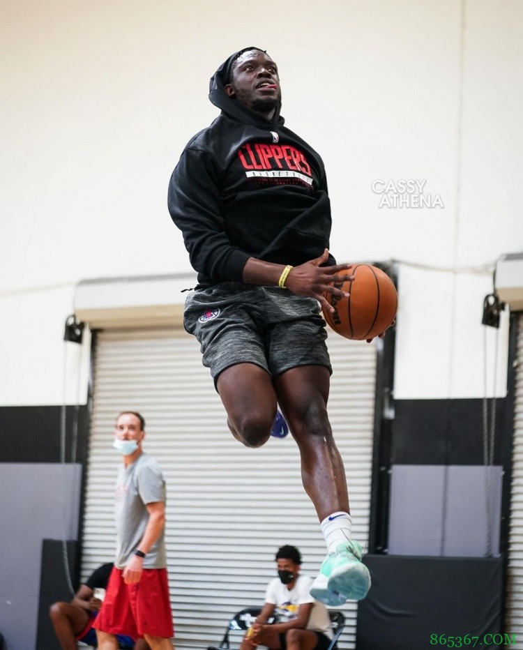 挥洒汗水!摄影师晒乔治&雷吉&曼恩休赛期苦练照片