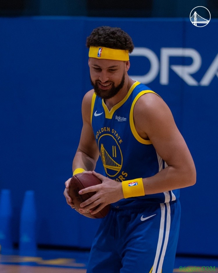 没个正经的!勇士官推晒水花妹夫训练场大玩橄榄球