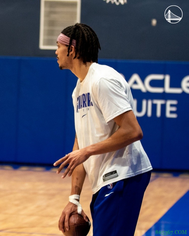 没个正经的!勇士官推晒水花妹夫训练场大玩橄榄球