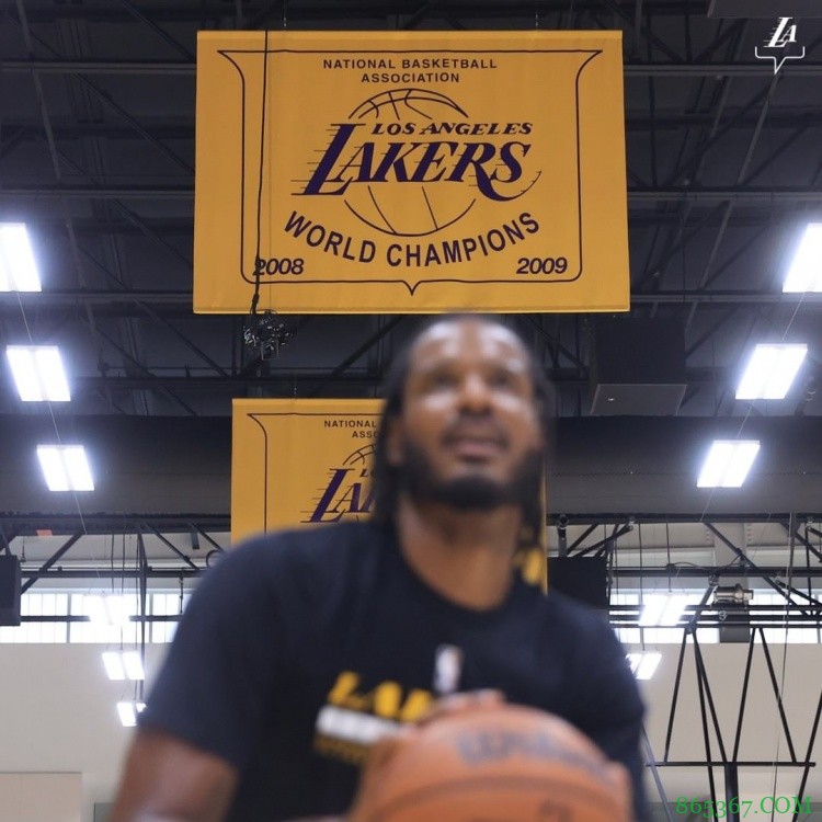 詹姆斯霍华德点赞！湖人官推晒阿里扎&08-09冠军旗帜：懂得都懂